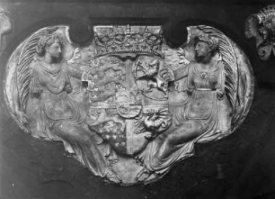 Epitaph der Herzogin Dorothea — Von zwei Genien gehaltenes Wappen