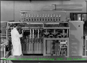 Automatische Brennstoff-Plättchenfüllmaschine in der Schnellen Nullenergie Anordnung Karlsruhe (SNEAK)