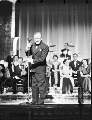Scala: Jack Hylton am Mikrophon