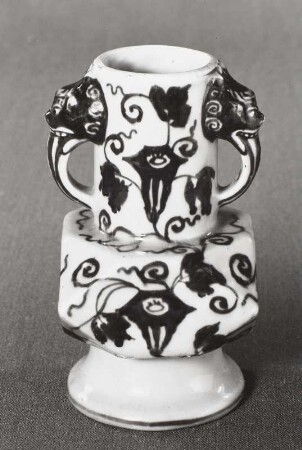Vase mit Tierkopfhenkeln, bemalt mit Windenranken