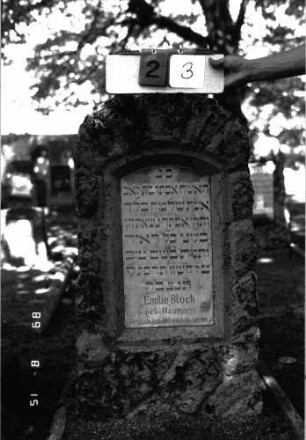 Grabstein 23 (Index: 100105450) Material: Muschelkalk, weiße Marmorplatte Zustand: gut Maße HxBxT: 107x45x28 cm Beschreibung: Stele, rustica, Segmentbogenabschluß, Schriftplatte: Grabstein 23