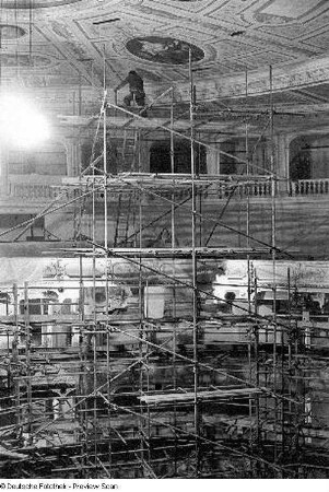Opernhaus. Plafond und obere Ränge mit Gerüstkonstruktion im Zuschauerraum