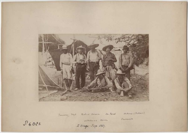 "Die Herren": Gruppenfoto der Teilnehmer der 2. Xingu-Expedition (1887-1888), von links: der ehemalige Leutnant Januario, Peter Vogel, Karl von den Steinen, Leutnant Luis Perrot, der Dolmetscher Antonio Bakairi, vorn: Wilhelm von den Steinen und Paul Ehrenreich