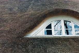 Kamp 12: Fachwerkhaus mit Reetdach: Traufseite: Dach, Detailaufnahme: Fledermausgaube
