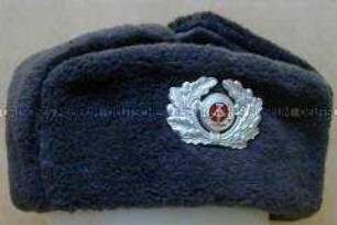 Wintermütze für Angehörige des Deutschen Roten Kreuzes der DDR - Bahnhofsdienst
