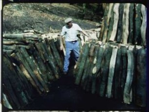 Mitteleuropa, Rheinland - Köhlerei im Kermeter: Herrichten des Kohlplatzes und Aufbau des Meilers. Schmidt/Nideggen 1981