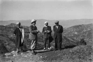 Reisegesellschaft : Die Begleiter Dr. Günter Wolffs und ein Oberhaupt der Kabylen am Rande eines Bergdorfes.
