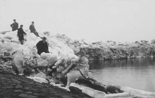 Eiswinter 1928/1929 im Rhein bei Rees