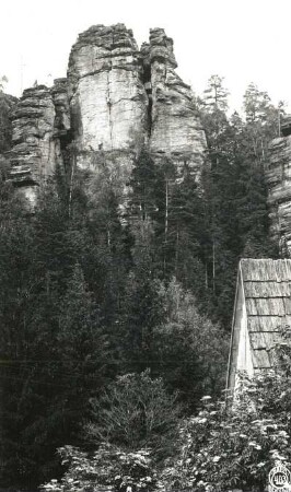 Sächsische Schweiz, Bielatal. Daxenstein. Seilschaft Emanuel Strubich im Perryriß (Westriß, VIIb)