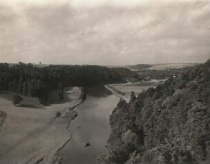 Zschopautal : Mittelsächsisches Hügelland. Zschopautal gegen die Kummersmühle von einer Felsklippe am Gehänge oberhalb der Nixkluft. Blick talabwärts