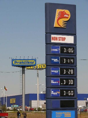 Großtankstelle an einer Fernverkehrsstraße und einem Gewerbegebiet bei Ploesti
