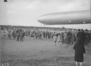 Luftschiff "Graf Zeppelin" (LZ 127) bei der Landung : Brunn. Luftschiff "Graf Zeppelin" (LZ 127) bei der Landung, dicht über dem Boden schwebend, 28. September 1930