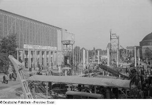 Blick auf das Ausstellungsgelände vor der Messehalle X (Förderanlagen von ABUS)