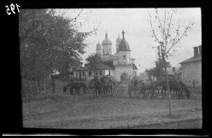Odobești (=Rumänien): "Kirche in Odobești)", im Vordergrund Pferdegespanne mit Planwagen