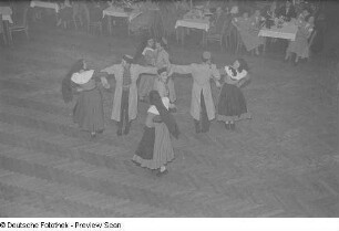 Tanzende Paare in Tracht