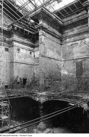 Kunstakademie. Blick in den großen Ausstellungsraum hinter dem Vestibül während der Wiederherstellung
