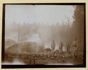Foto von Soldaten vor einem Meiler in der Köhlerei bei der Köhlerwiese