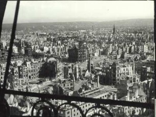 Dresden, die Zerstörung des Elbflorenz meilenweit : Dresden. Zerstörte Stadt. Blick von der Kreuzkirche gegen die Pirnaische Vorstadt, Striesen und Blasewitz