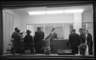 Freiburg: [IBM Geschäftsstelle] Ausstellungsraum durch Schaufenster