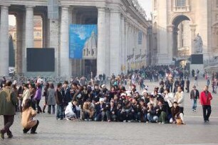 Rom 2006 - Gruppenfoto auf dem Petersplatz : Chinesische Touristen gruppieren sich auf dem Petersplatz zum Gruppenfoto. Aufgenommen in Rom 2006