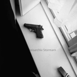 Mordversuch an Kriminalmeister: Große Straße: Polizeirevier: sichergestellte Tatwaffe des Täters Walter Gläser auf Fensterbank