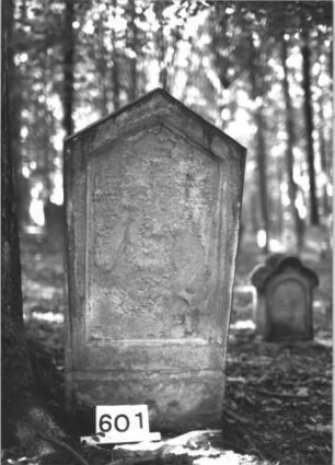Grabstein 601 (Index: 99900697) Material: Sandstein Zustand: völlig verwittert Maße HxBxT: 108x58x8 cm Beschreibung: Stele mit Dreiecksabschluss Besonderheit: vermutete Identifizierung nach Gräberverzeichnis: Grabstein 601