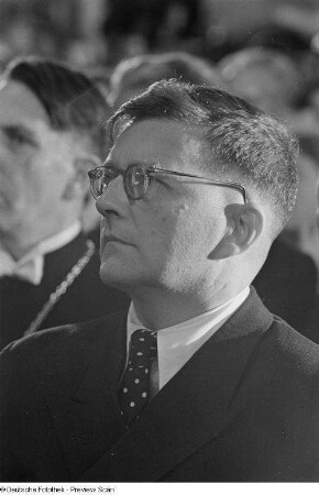 Portrait Dmitri Dmitrijewitsch Schostakowitchs im Publikum der Bachfeier