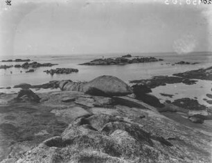 Trégastel : Blick entlang der Küste von Trégastel.