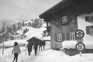 Mittenwald: bemaltes Haus [Lüftlmalerei] Im Gries