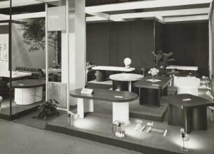 Ausstellungskojen mit Kleinmöbeln der VEB Möbelwerke des Kreises Königswusterhausen (Sitz Zernsdorf)