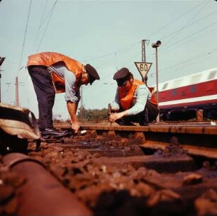 Reichsbahndirektion Dresden. Gleisbau. Facharbeiter für Eisenbahnbautechnik mit Signalwesten bei Reparatur einer Weiche