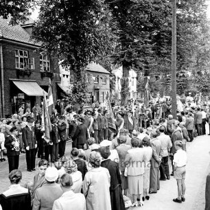 Volks- und Schützenfest: Veranstalter Schützenverein Bargteheide und Umgebung von 1908: Umzug: Schützenvereine mit Fahnen: Zuschauer, 5. August 1956