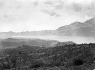 Caldera des Batur : Blick in die riesige Caldera des Batur. Rechts ein Kratersee, direkt am Kraterrand.