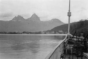 Vierwaldstättersee : Blick über den Vierwaldstättersee auf umliegende Berge.