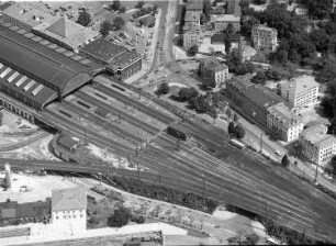 Dresden-Neustadt. Bahnhof Dresden-Neustadt (1898/1901). Bahnsteighalle (Teilansicht) und Gleisanlage Richtung Altstadt. Luftbild-Schrägaufnahme nach Südosten