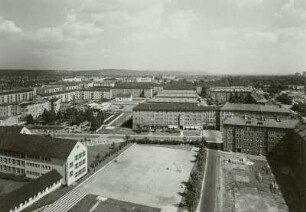 Dresden. Blick vom Wohnhochhaus am Pirnaischen Platz (17 Stockwerke) nach Osten zwischen Pillnitzer und Grunaer Straße über die neuen Wohnblöcke auf die Loschwitzer Hänge