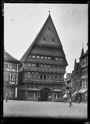 Hildesheim. Altstädter Markt mit Rolandbrunnen und Knochenhaueramtshaus (Zunfthaus der Fleischer). Straßenbild