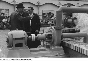 Besucher der Leipziger Herbstmesse 1954