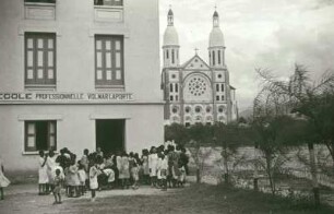 Reisefotos Haiti. Port-au-Prince. Schüler vor der Ecole professionelle Volmar Laporte