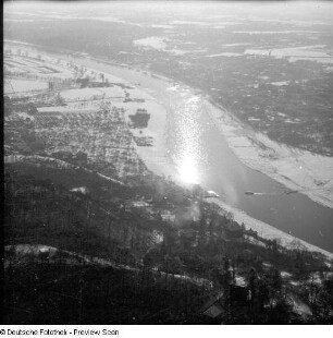 Dresden-Wachwitz. Blick vom Fernsehturm im Winter über die Elbe