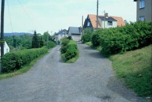 Freiflächen und Fahrwege, dazwischen Hecken und Koniferen