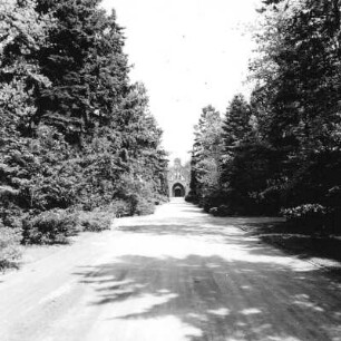 Cottbus-Spremberger Vorstadt. Südfriedhof (Zentralfriedhof, 1899-1904 angelegt). Blick vom Eingangstor nach Nordost zur Kapelle