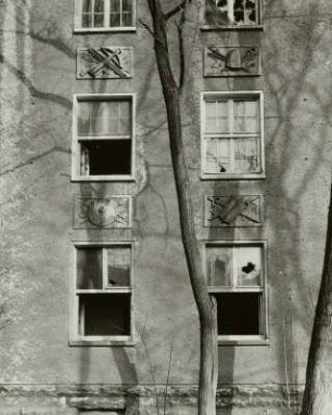Dresden-Neustadt, Tannenstraße / östlich Hans-Oster-Straße. Ehemalige Kaserne der Sowjetarmee. Dienst- oder Unterkunftsgebäude, Fenster in zwei Achsen mit dazwischenliegenden Reliefs mit militärischer Symbolik