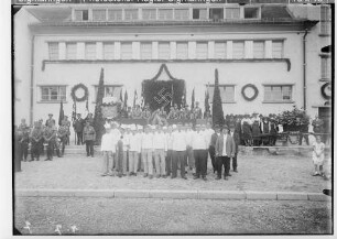 Erntedankfest in Sigmaringen 1935; Rednertribüne vor der Stadthalle; zahlreiche Uniformierte auf der Rednertribüne, davor Gruppe von Bäckern; 4. von links auf der Rednertribüne Kreisleiter Maier; am Rednerpult NSDAP-Ortsgruppenleiter Bauer