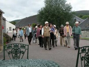 Whisky Destillerie : Japanische Touristen auf dem Gelände der weltbekannten Whisky-Destillerie Glenfiddich in Dufftown. Aufgenommen im Juni 2005. Foto Uwe Gerig