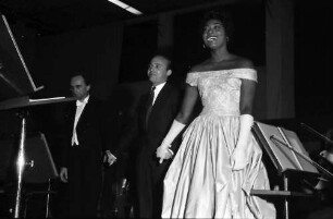 Donaueschingen: Donaueschinger Musiktage; Stadthalle; Gloria Davy dankt für Beifall