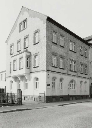Neustadt in Sachsen, Wohnhaus : Neustadt in Sachsen. Wohnhaus (um 1900/1905), Karl-Marx-Straße. Straßenansicht