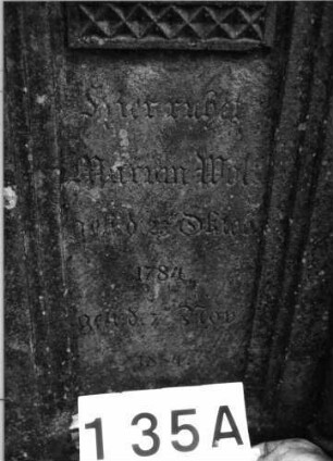Grabstein 135 (Index: 100085477) Maße HxBxT: 200x55x30 cm Beschreibung: ädikulaart. st. m. Säulen, giebelart. Abschl. m. Verdach. Schrift eingetieft: Grabstein 135A