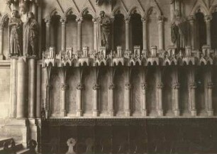 Dom St. Peter und Paul : Westchor, Westwand, Mitte mit 4 Stifterfiguren