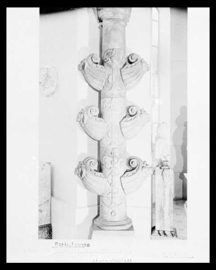 Säule mit Schiffsschnäbeln